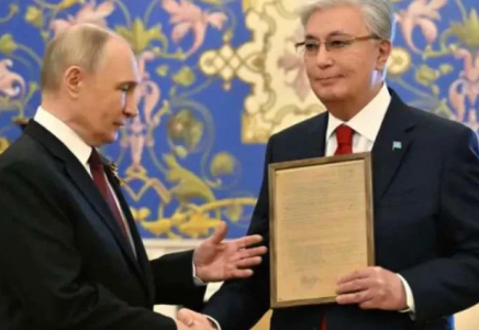 Путин Тоқаевқа әкесі Кемел Тоқаевты марапаттау қағазын ұсынды