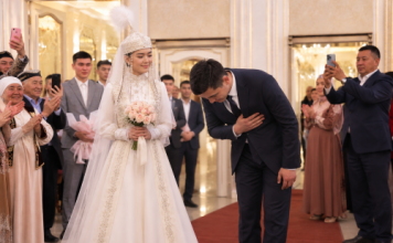 Ұзатудағы КҮЙЕУДІҢ СӘЛЕМІ көпшіліктің КӨҢІЛІНЕН ШЫҒУДА