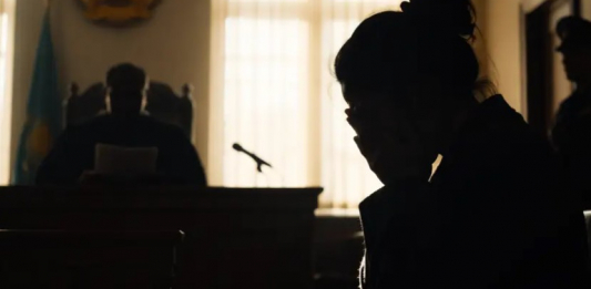 Күйеуін құтқарамын деп адам өлтіріп алған: сот қазақстандық әйелді босатты