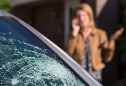 Астанада мас ер адам әйелге қоқан-лоқы жасап, көлігін қиратқан