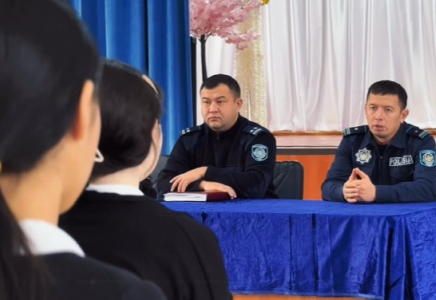 ШЫМКЕНТ: полицейлер шымкенттік оқушыларға қауіпсіздік сабағын өткізді