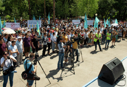 Мәжіліс қоғамда көп дау туғызған митинг туралы заң жобасын мақұлдады  