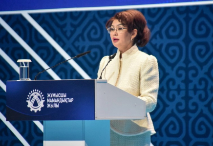 Аида Балаева Қазақ ұлттық драма театрын 100 жылдық мерейтойымен құттықтады