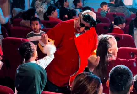 ​ШЫМКЕНТ ЖАСТАР ТЕАТРЫ ЕРЕКШЕ БАЛАЛАРҒА МЕРЕКЕЛІК КӨҢІЛ КҮЙ СЫЙЛАДЫ