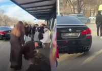 Алматыда BMW жүргізушісі аялдамада тұрған адамдарды қағып өткен: видео