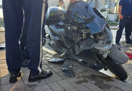 Алматыда мопед мінген азамат коммуналдық көліктің астына түсіп, көз жұмды