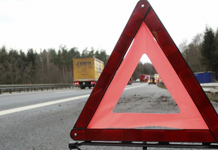 Алматы облысында тасжолда жүк көлігі аударылып, бір адам көз жұмды