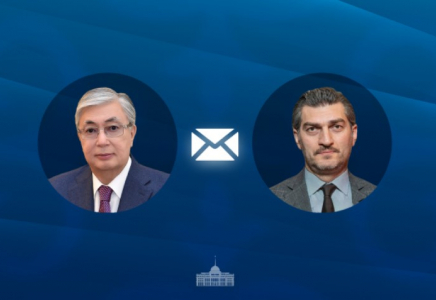 Мемлекет басшысы Грузия Президентін Тәуелсіздік күнімен құттықтады