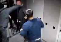 Атырауда түнгі клубта ер адамның аяусыз соққыға жығылған видеосы тарады