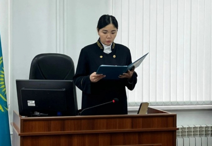 Cот балаларын терезеден лақтырып жіберген ананы қылмыстық жауапкершіліктен босатты