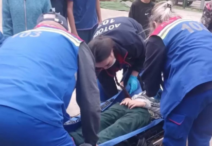 Ақтөбеде баланың үстіне футбол қақпасы құлады