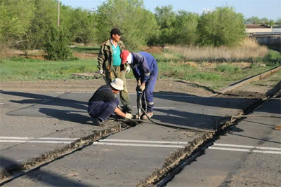 Оралда Елбасы келерде төселген асфальт кеткен соң қайта бұзылды (видео)