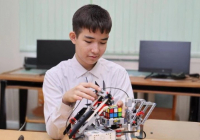 ​Астаналық оқушы 1 минутта кубик рубик жинайтын робот жасап шығарды