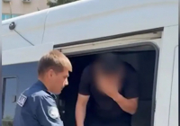Мүгедек енесін зорлаған: Алматыда күдікті ер адамның қамауға алынған видеосы жариялады