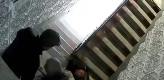 Павлодарда екі адам кісі өлтіріп, мәйітін баспалдақ арқылы сүйреп шығарған (ВИДЕО)