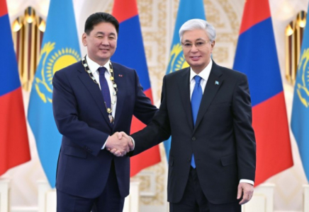 Қасым-Жомарт Тоқаев Моңғолия Президенті Ухнаагийн Хурэлсухты «Алтын Қыран» орденімен марапаттады