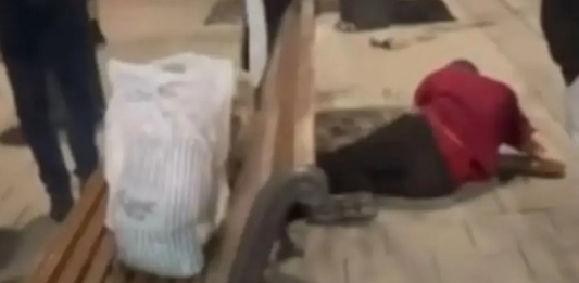 Астанада бір топ ер мен әйел вокзал маңында үй-күйсіз адамды тепкілеп кетті (ВИДЕО)