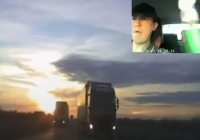 Ақтөбе облысындағы тасжолда екі жүк көлігінің ортасынан еш қорықпай өтіп кеткен жүргізуші жұртты таңғалдырды