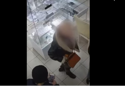 Өскеменде әйел адам қымбат сақинаны тағып көрген соң бижутерияға ауыстырып жіберген (ВИДЕО)