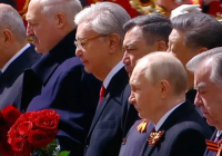 Тоқаев Белгісіз жауынгердің бейітіне гүл шоғын қойды