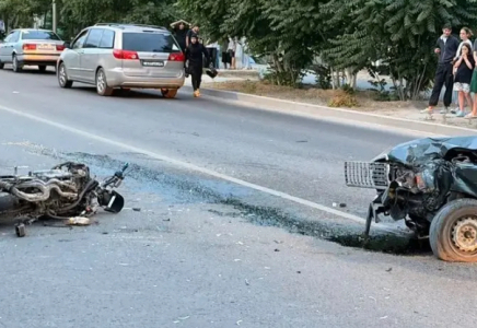 Жеңіл көлікпен соқтығысқсан: Ақтауда мотоцикл жүргізушісі қаза тапты 