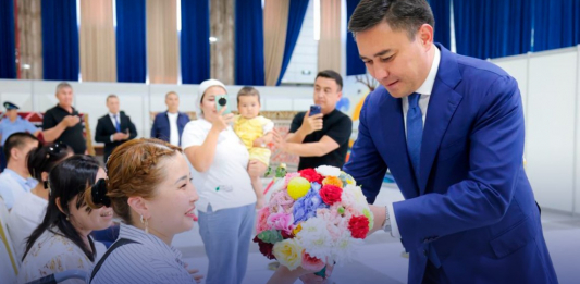 ШЫМКЕНТ: Ақжайық шағынауданында 50 отбасыға жаңа пәтердің кілті табысталды  