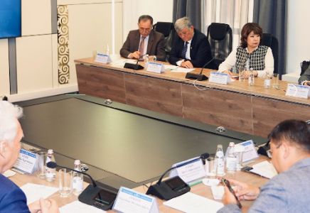 «КОНСТИТУЦИЯНЫ ЖҮЙЕЛІ ЖАҢҒЫРТУДЫҢ ҒЫЛЫМИ НЕГІЗДЕРІ» ТАҚЫРЫБЫНДА ДӨҢГЕЛЕК ҮСТЕЛ ӨТТІ