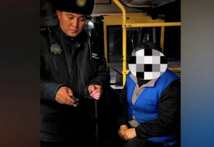 Абай облысында кондуктор жолақысын төлей алмаған баланы автобустан түсіріп жіберген