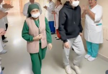 Түркістандық азамат анасына бауырын бөліп берді