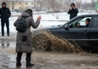 Жол бойындағы лай суды әйелге шашып кеткен жүргізуші жазаға тартылды