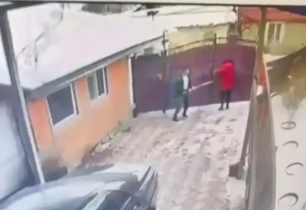 Әйелі мен енесін таяғы сынғанша ұрған: Қаскелеңде ер адамның жауыз әрекеті видеоға түсіп қалды