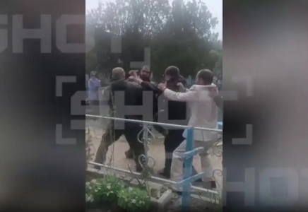 Ресейдегі зираттардың бірінде полиция мен үй-күйі жоқ адамдар тамаққа «таласып», төбелесіп қалды (ВИДЕО)