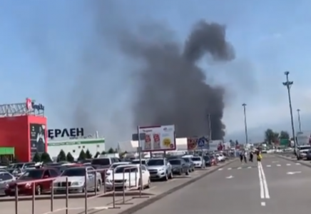 Алматыдағы ірі сауда орталығының жанында өрт болды 