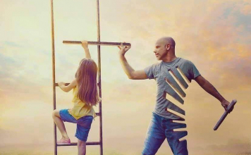 &quot;Баланы ұрмай-ақ тәрбиелеуге болады&quot;: төрт баланың әкесі өз балалық шағынан көргенін айтты