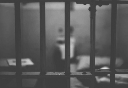 Екі күдікті қашып кеткен: Ақтөбедегі изоляторда кезекшілік уақытында ұйықтап қалған үш қызметкер сотталды