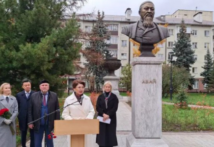 Татарстанда қазақтың ұлы ақыны әрі ойшылы Абай Құнанбаевтың ескерткіш-бюсті ашылды