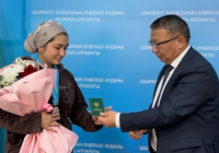 ​ШЫМКЕНТТЕ КӨП БАЛАЛЫ АНАЛАРҒА АЛТЫН ЖӘНЕ КҮМІС АЛҚАЛАР ТАБЫСТАЛДЫ