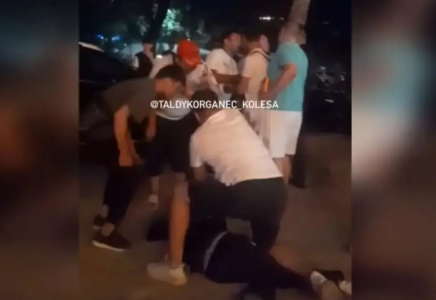 «Балама тиіспеңдерші»: Алматыда пышақ ұстаған ер адамдардың жанжалы видеоға түсіп қалды