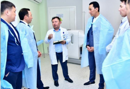 Мәжіліс депутаттары Шымкент онкологиялық орталығының қызметімен танысып, медицина саласындағы өзекті мәселелерді талқылады