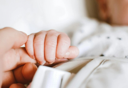 Ресейде әйел бір жарым айлық қызын буындырып өлтірген