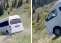 Көлсайда шатқалға құлап кеткен микроавтобусты алып шықты