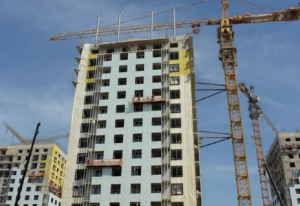 Астанада құрылыс басында кран құлап, бір адам қаза тапты