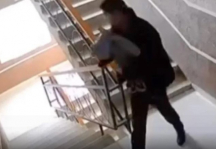 Ақтауда екі айлық сәби шетінеп кетті: Cотқа дейінгі тергеу басталды