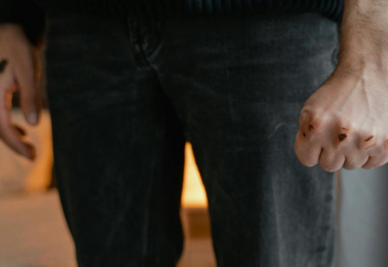 Алматыда ер адам зейнеткер әжейді себепсіз ұрып кеткен