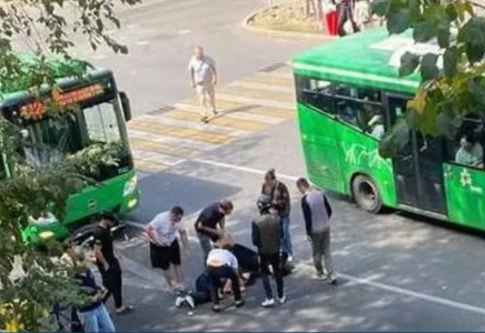 Алматыда автобус электросамокат мінгендерді қағып кетті