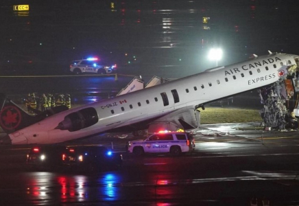 ​Нью-Йорк әуежайында жолаушылар ұшағы өрт сөндіру көлігіне соқтығысты