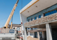 Атырау вокзалын жөндеу кезінде жұмысшы 5 метр биіктіктен құлап, басынан жарақат алды