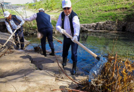 Олжас Бектенов Түркістан облысында «Мөлдір бұлақ» акциясына қатысты