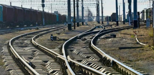 Көлік жүргізушісі қашып кеткен: темір жолда екі рет жол апаты бола жаздады