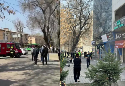 Алматы орталығында өрт: куәгерлер түтін арасынан жүгіріп шыққан қызға көмектесті